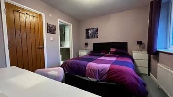 5 bedrooms, WiFi, bed sheets