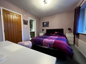 5 bedrooms, WiFi, bed sheets