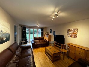 Flat-screen TV, Netflix, streaming services - No.10 in Epsom (5 bed house) close to common & Horton Park (Epsom)