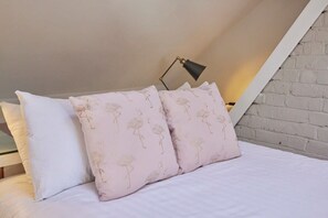 3 عدّة غرف نوم وأغطية فراش متميزة ومكواة/لوح كي وسرير سفر