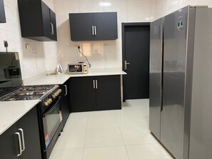 Frigorifero, forno, piano cottura, bollitore elettrico