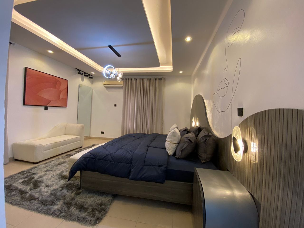 3 soverom, skrivebord for bærbar PC og strykejern/-brett