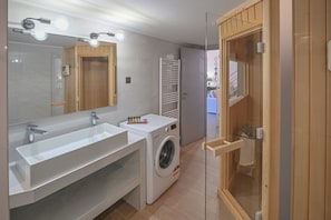 Sèche-cheveux, serviettes fournies, savon, papier toilette