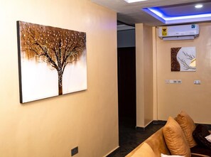 Desk, free WiFi - Colindale Court (Tema)