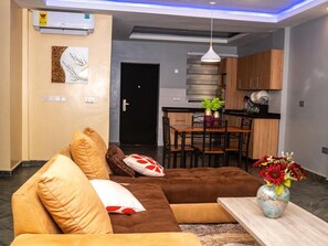 Desk, free WiFi - Colindale Court (Tema)