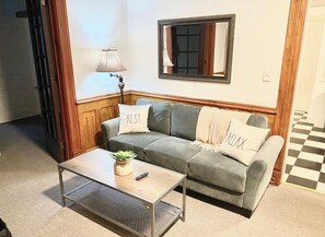 Smart TV, Netflix, Hulu, streaming services