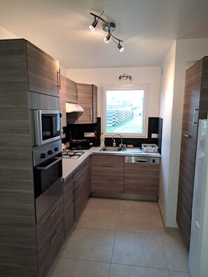 Réfrigérateur, micro-ondes, four, plaque de cuisson