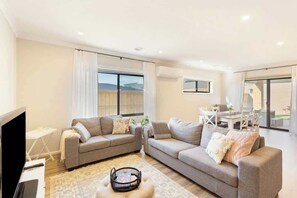 TV - Modern Beach House w/ BBQ & Family-Friendly Charm (Cowes)