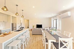Dining - Modern Beach House w/ BBQ & Family-Friendly Charm (Cowes)