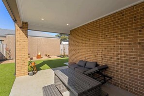 Terrace/patio - Modern Beach House w/ BBQ & Family-Friendly Charm (Cowes)