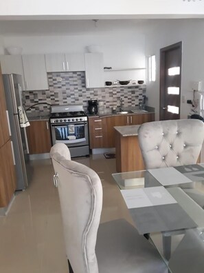 Kühlschrank, Ofen, Herdplatte, Wasserkocher mit Kaffee-/Teezubehör