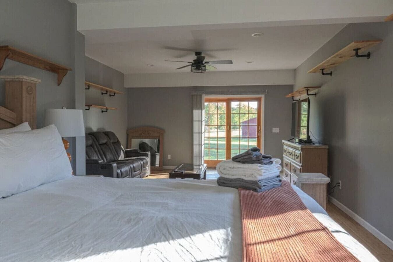4 Schlafzimmer, Zimmersafe, Schreibtisch, Bügeleisen/Bügelbrett