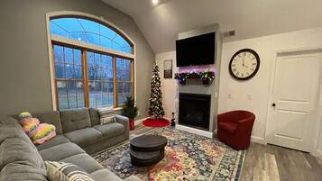 智能電視、壁爐、書籍、電腦螢幕