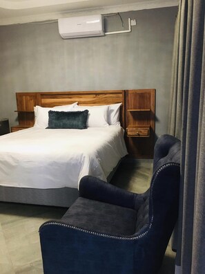 Standard Room | Individually decorated, individually furnished, desk, laptop workspace - Phakela Cottages (Jwaneng)