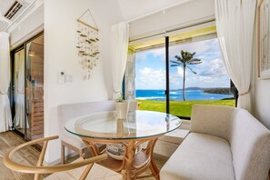 Dining - Newly Renovated, Modern Beach 70’s Surfer Vibes 2 Beds. (Princeville)