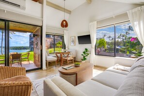 TV connectée, livres, chaîne hi-fi
