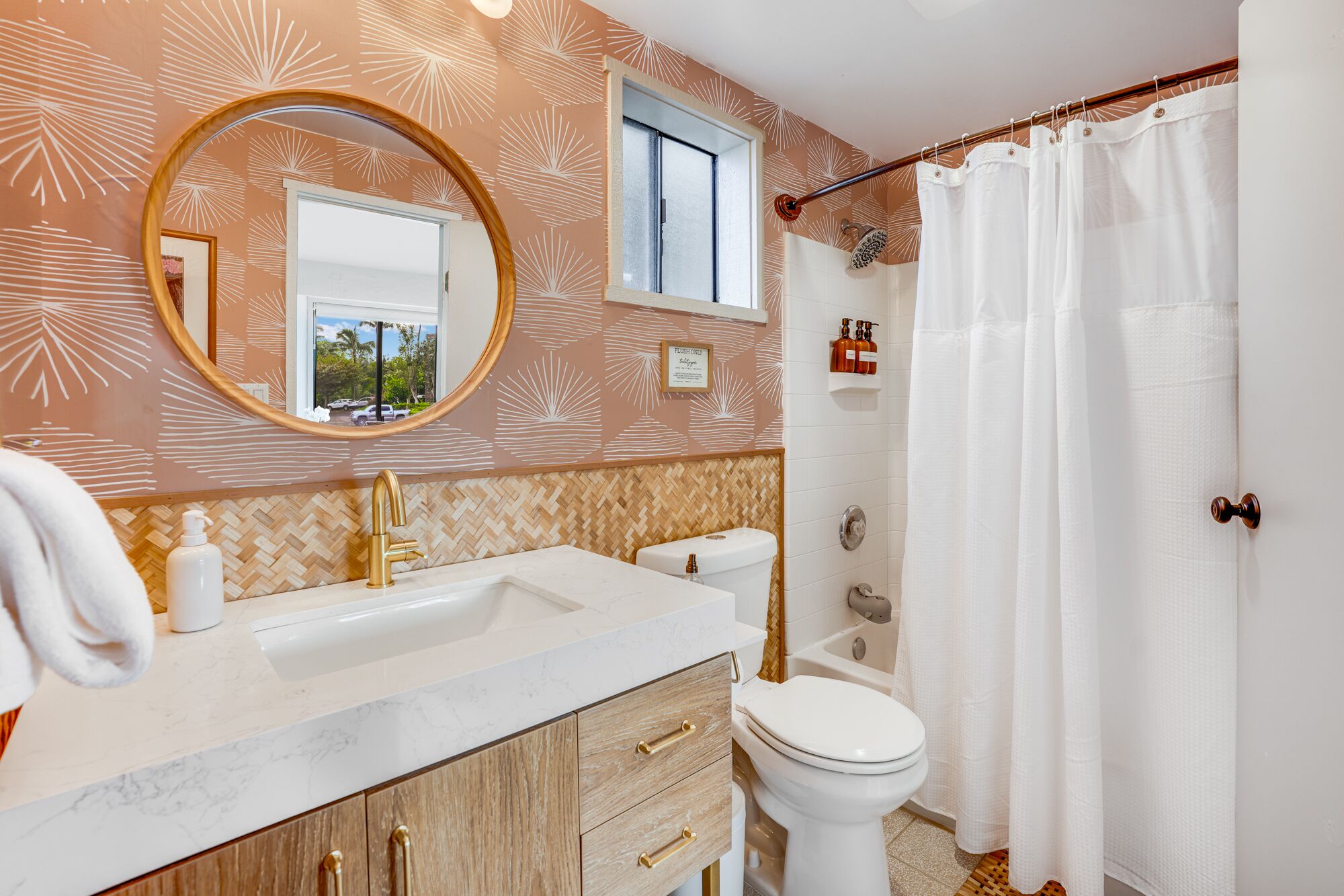 Combined shower/tub, hair dryer, towels