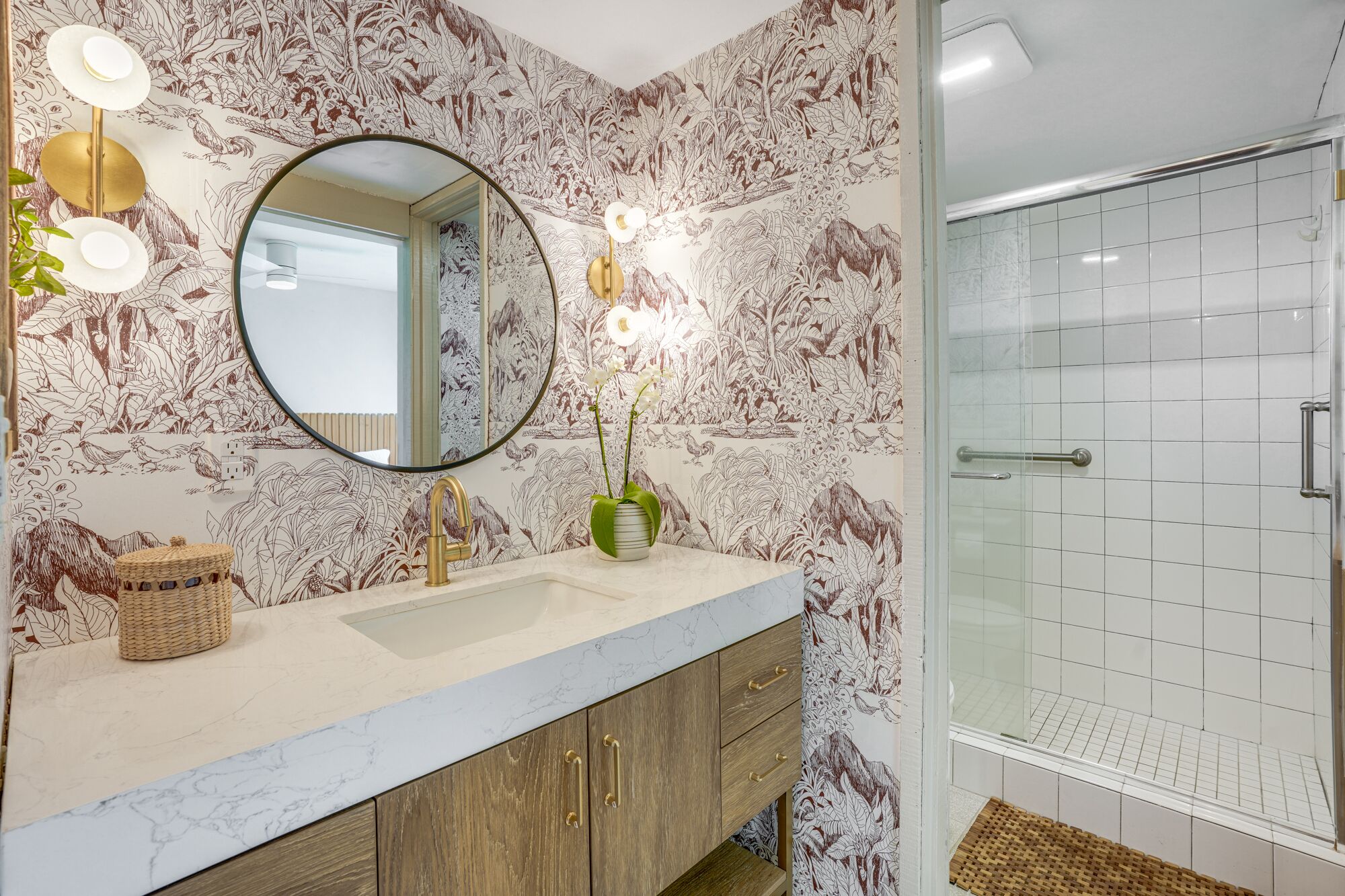 Combined shower/tub, hair dryer, towels