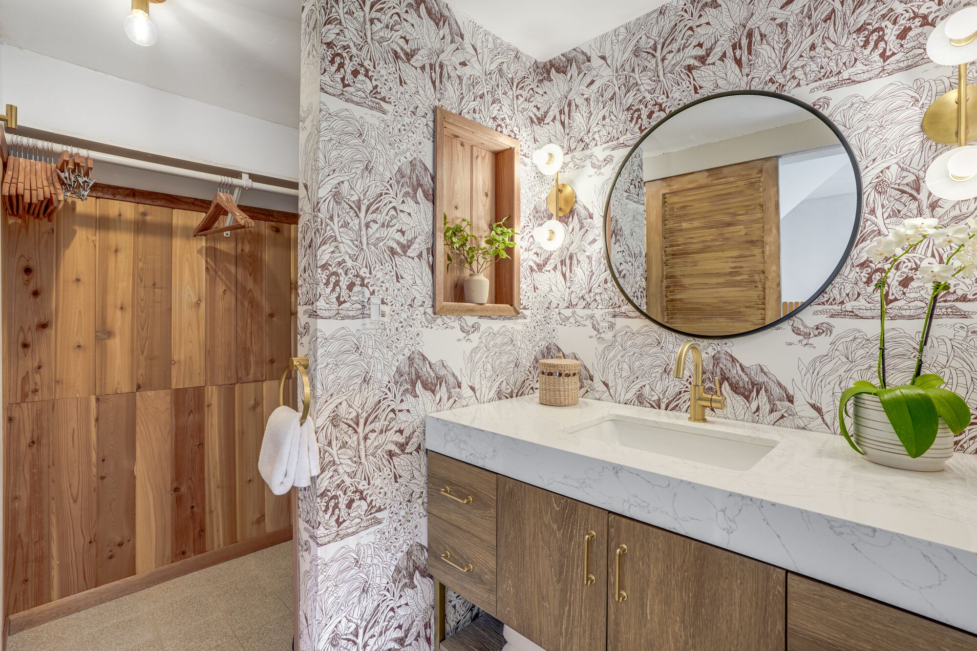 Combined shower/tub, hair dryer, towels