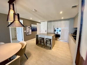 Dining - Suite Ocean View w/JACUZZI, POOL, GYM and MORE (Hollywood)