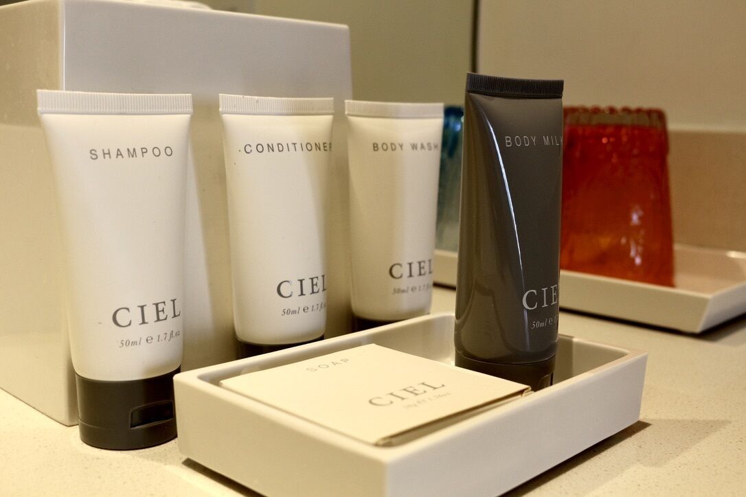Un ensemble de produits de toilette comprenant du shampoing, de l’après-shampoing, un gel douche et du savon, le tout portant la marque « Ciel ».