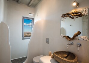 Shower, hair dryer, towels - Holiday Home 'Aris Sky Suite Private Mini Poolspa' with Sea View, Wi-Fi and Air Conditioning (Mykonos)