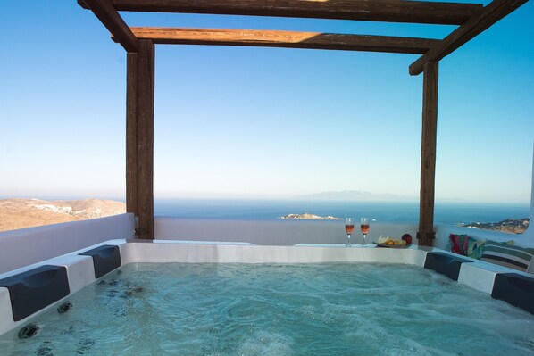 Outdoor spa tub - Holiday Home 'Aris Sky Suite Private Mini Poolspa' with Sea View, Wi-Fi and Air Conditioning (Mykonos)