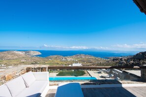Property grounds - Villa 'Amallini, Luxe Infinity Pool' with Sea View, Wi-Fi and Air Conditioning (Mykonos)