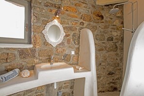 Banheira, secador de cabelo, toalhas de banho 