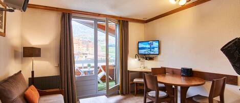 テレビ、卓球台