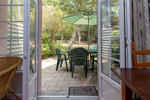 Outdoor dining - Villa 'Christine' with Shared Pool, Shared Garden, and Balcony (Moliets-et-Maa)