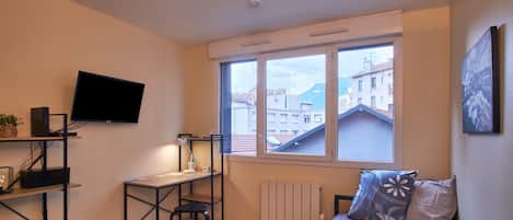 Iron/ironing board, free WiFi, bed sheets