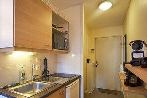 Fridge, microwave, stovetop, coffee/tea maker - Studio Apartment 'Studio Grenoble' with Mountain View and Wi-Fi (Grenoble)