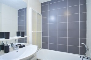 Bathtub, hair dryer, towels - Studio Apartment 'Studio Grenoble' with Mountain View and Wi-Fi (Grenoble)