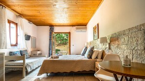 Una camera da letto con un letto, comodino, sedia e un tavolo da pranzo con una lampada.