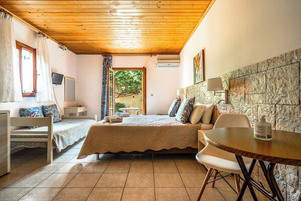 Iron/ironing board, free WiFi, bed sheets