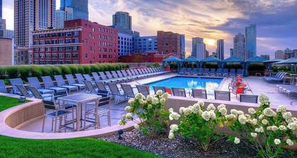 50th Floor Mag Mile VIEWS, Balcony, Pool, Gym