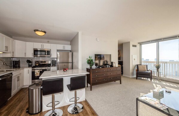 Réfrigérateur, four à micro-ondes, un four, surface de cuisson