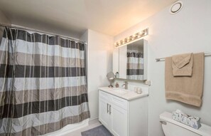 Douche, séchoir à cheveux, serviettes fournies