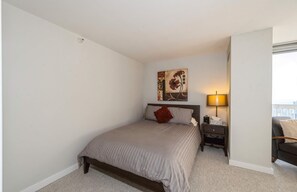 1 chambre, bureau, fer et planche à repasser, lit de bébé portatif