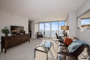 Televisión y oficina 