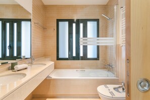 Bañera, secador de pelo, toallas