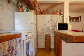 Fridge, microwave, oven, stovetop - Apartment 'Appartement Lei Jas' with Private Terrace, Private Garden and Wi-Fi (sainte-maxime)