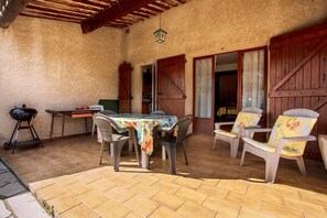Outdoor dining - Apartment 'Appartement Lei Jas' with Private Terrace, Private Garden and Wi-Fi (sainte-maxime)