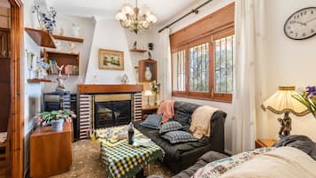 TV, caminetto, lettore DVD, impianto stereo