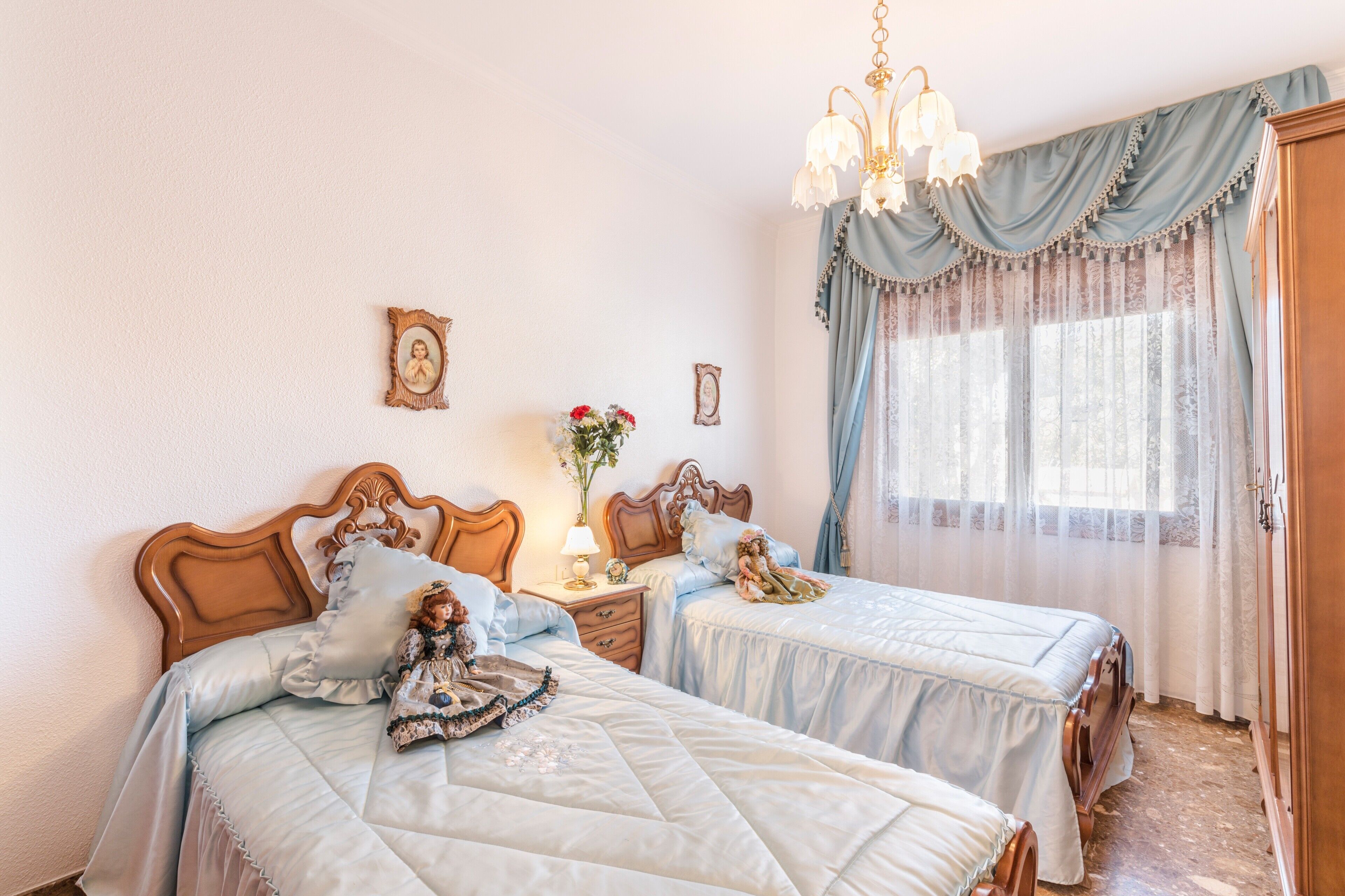 4 slaapkamers, een strijkplank/strijkijzer, gratis wifi, beddengoed