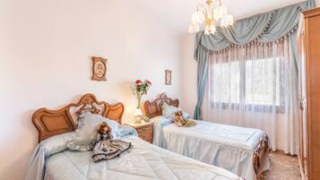 4 slaapkamers, een strijkplank/strijkijzer, gratis wifi, beddengoed