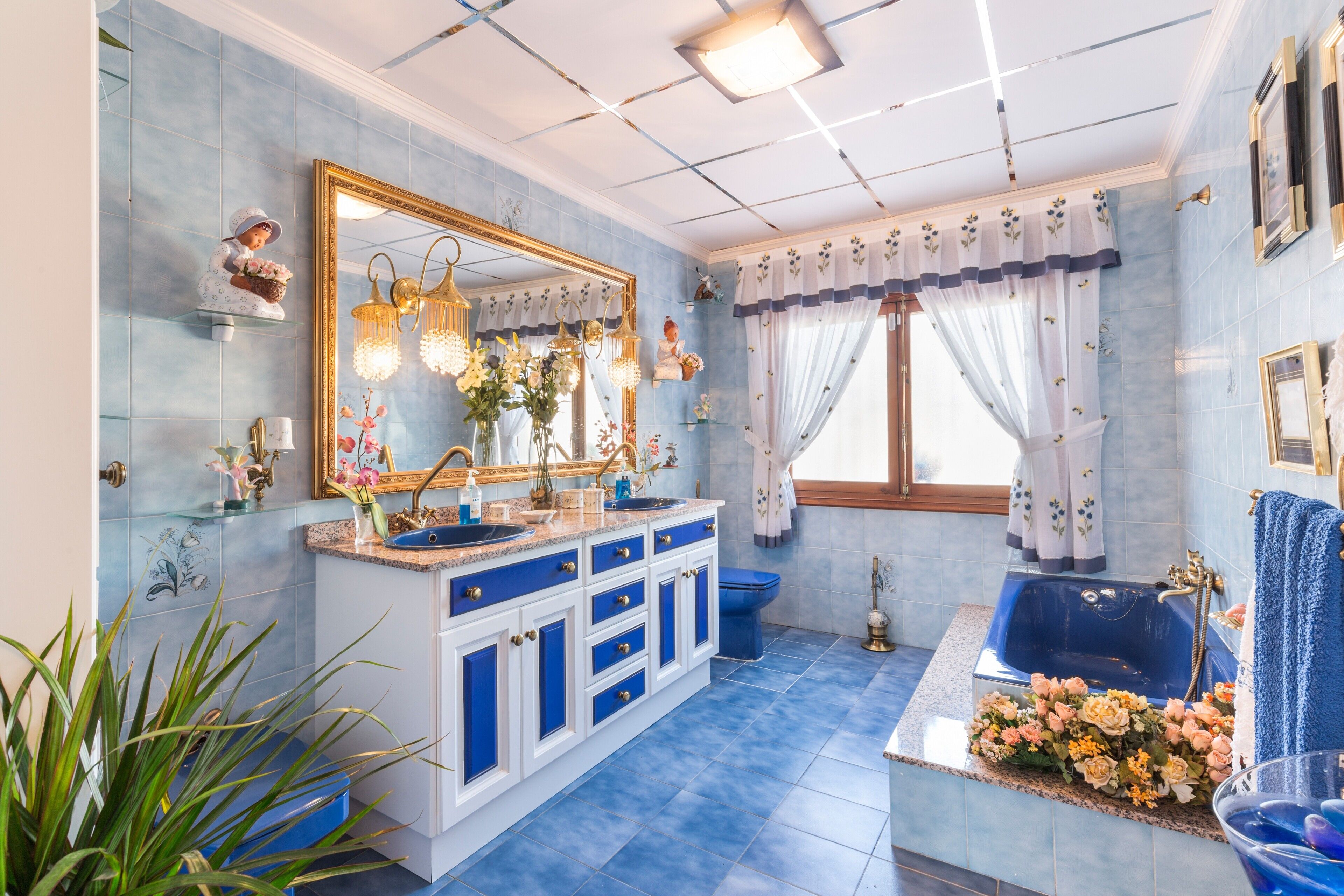 Bathtub, hair dryer, towels
