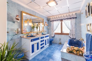 Baignoire, séchoir à cheveux, serviettes fournies