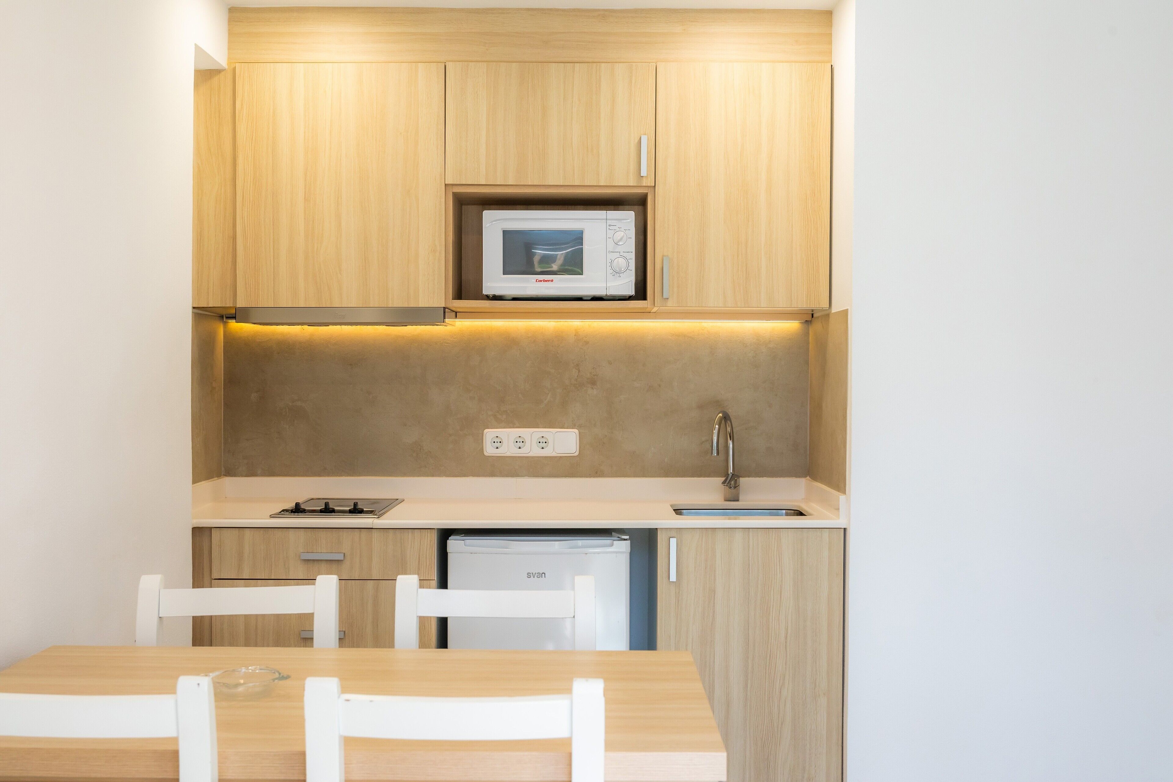 Frigorífico, microondas, placa de cocina y cafetera o tetera